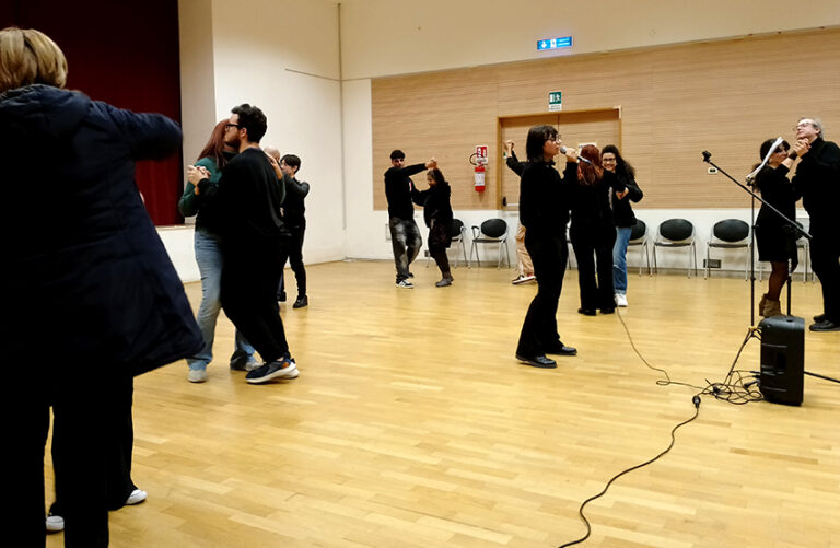 Casa delle Culture di Bari, in scena “L’isola del Fuoco” per concludere il laboratorio teatrale