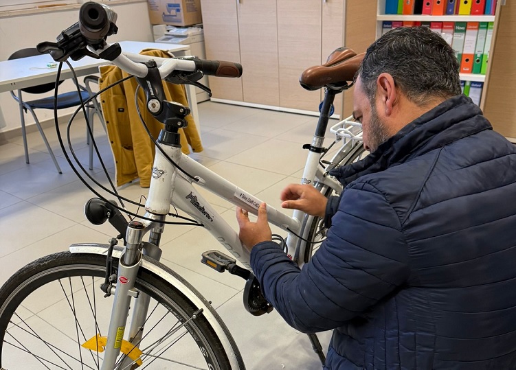 Casa delle Culture di Bari, una “flotta” di bici riparate con il laboratorio di Ciclofficina