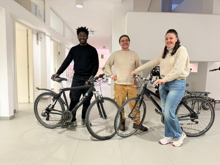 Casa delle Culture di Bari, la flotta di biciclette nata dal laboratorio di Ciclofficina